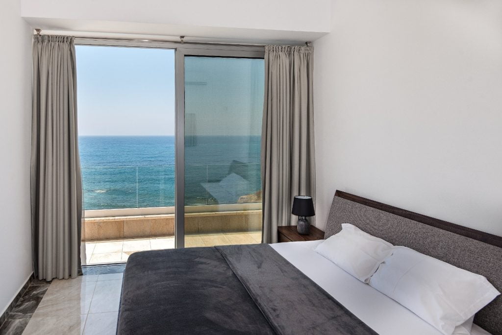 Elegantes Hauptschlafzimmer in der Olymp Luxury Villa D