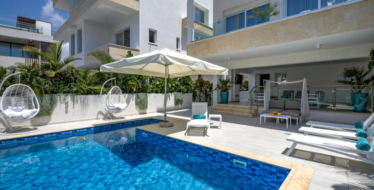 Pool area lounge